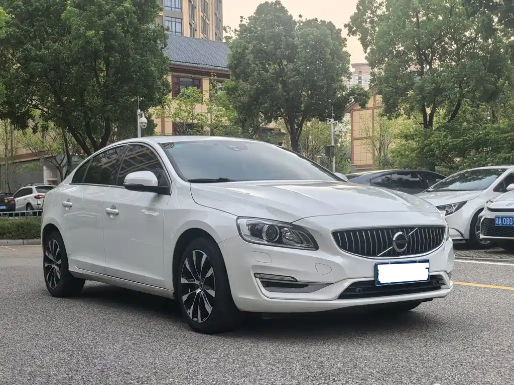 Volvo S60 — фото 2