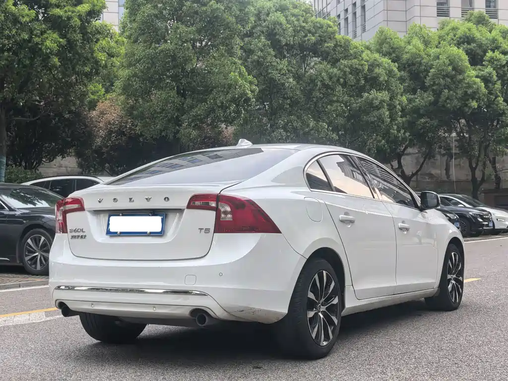 Volvo S60 — фото 4