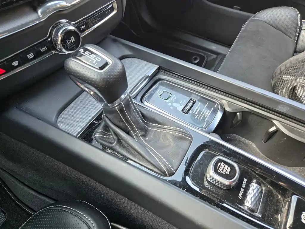 Volvo XC60 — фото 10