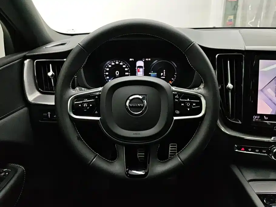 Volvo XC60 PHEV — фото 15