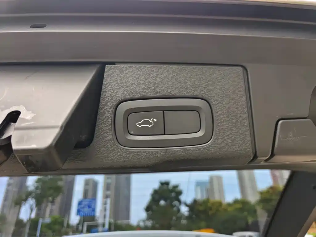 Volvo XC60 — фото 11
