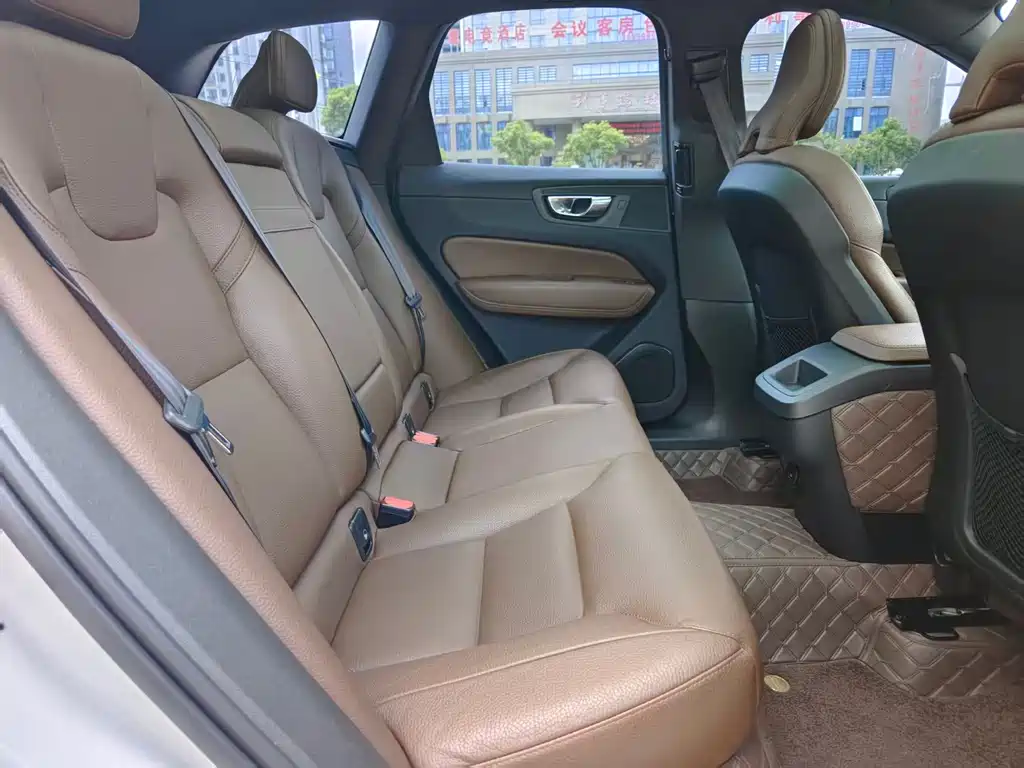 Volvo XC60 — фото 13