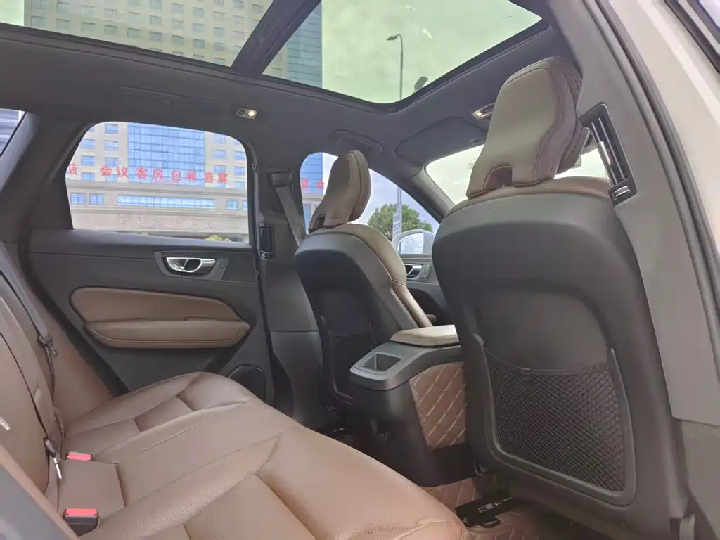 Volvo XC60 — фото 14