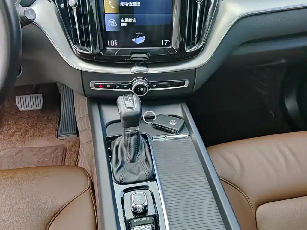 Volvo XC60 — фото 19