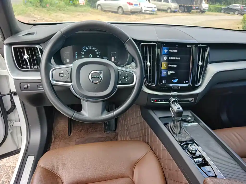 Volvo XC60 — фото 20