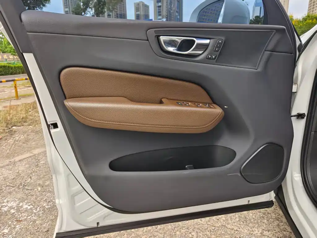 Volvo XC60 — фото 23