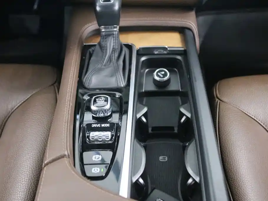 Volvo XC90 — фото 10