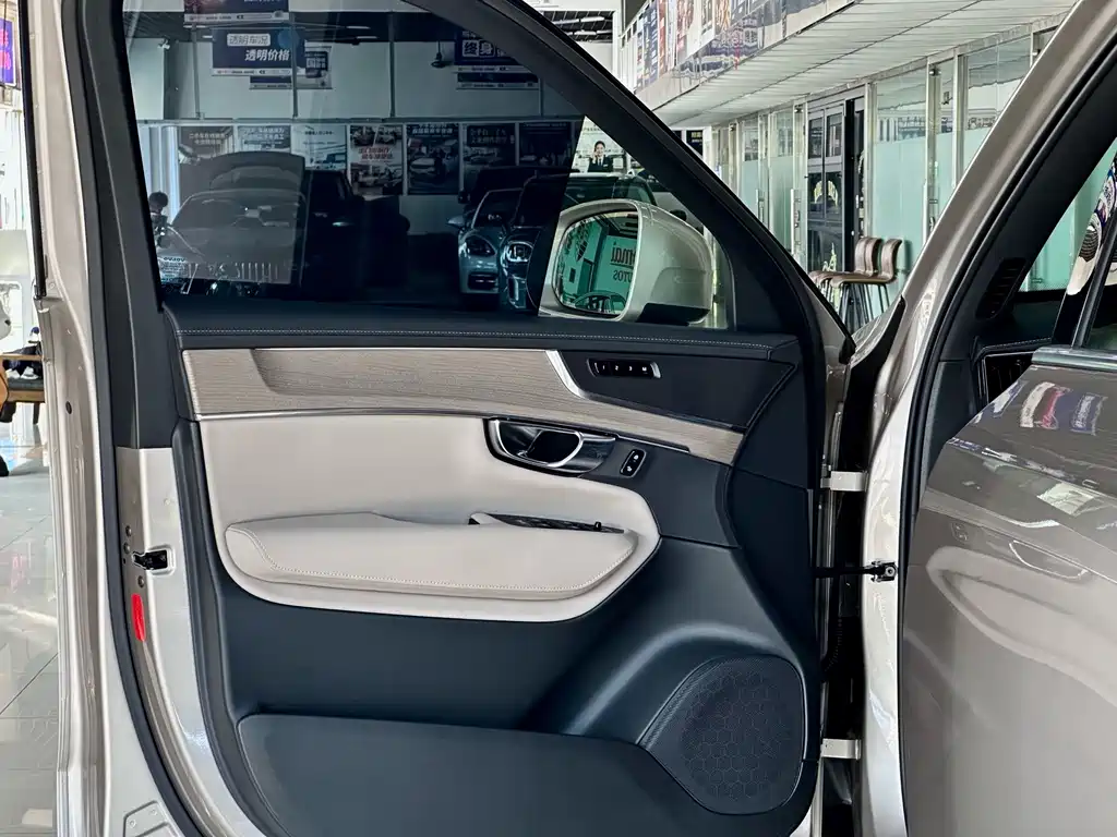 Volvo XC90 — фото 14