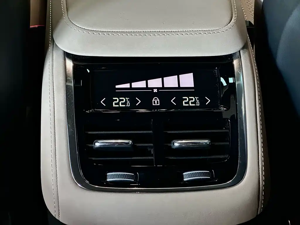 Volvo XC90 — фото 21
