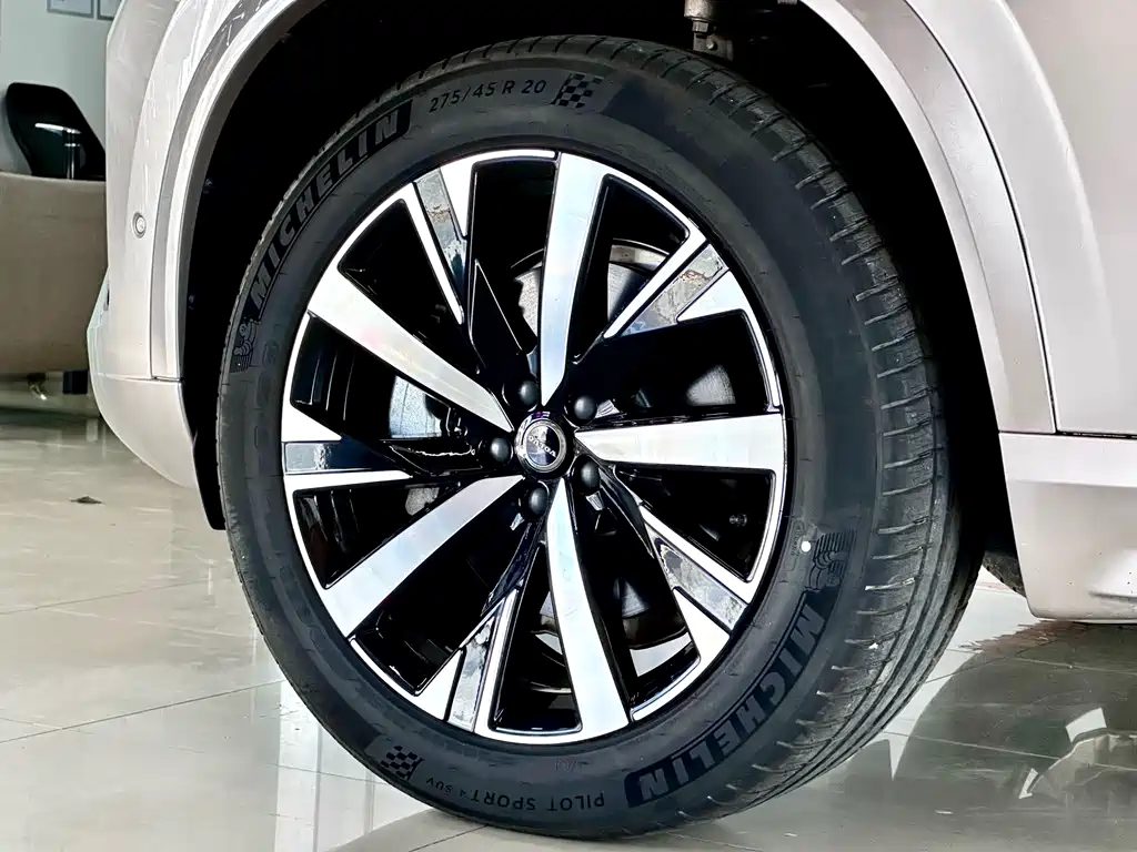 Volvo XC90 — фото 5