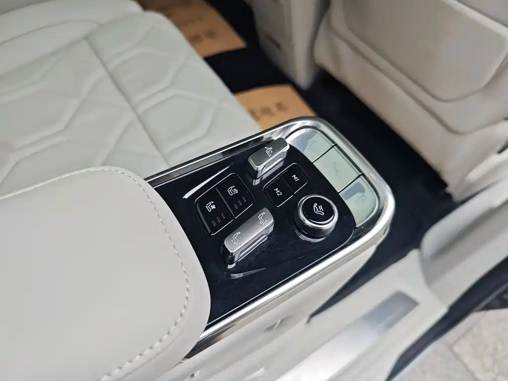 Volvo EM90 — фото 25