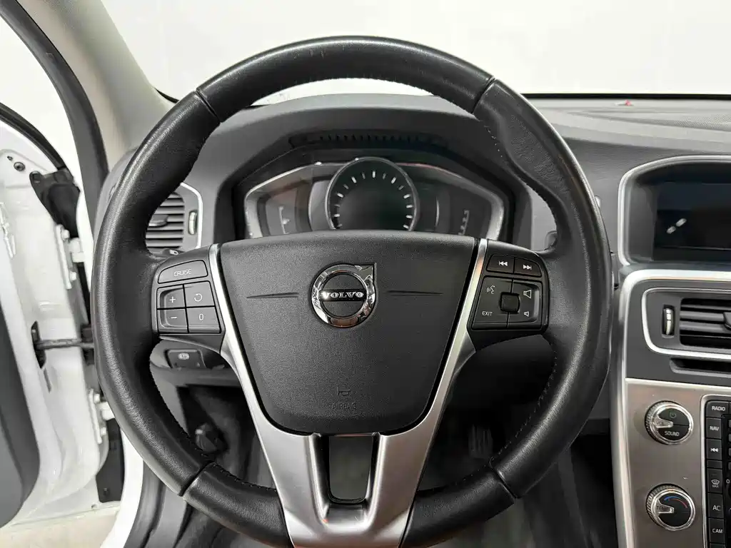 Volvo S60 — фото 14