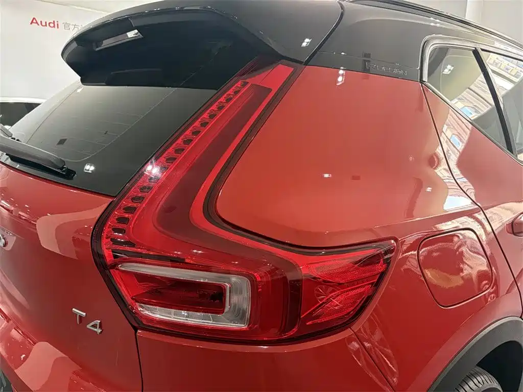 Volvo XC40 — фото 13