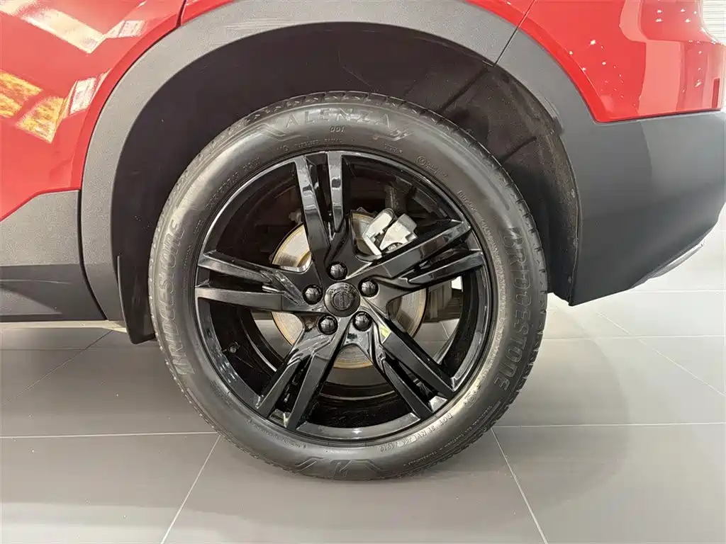 Volvo XC40 — фото 14