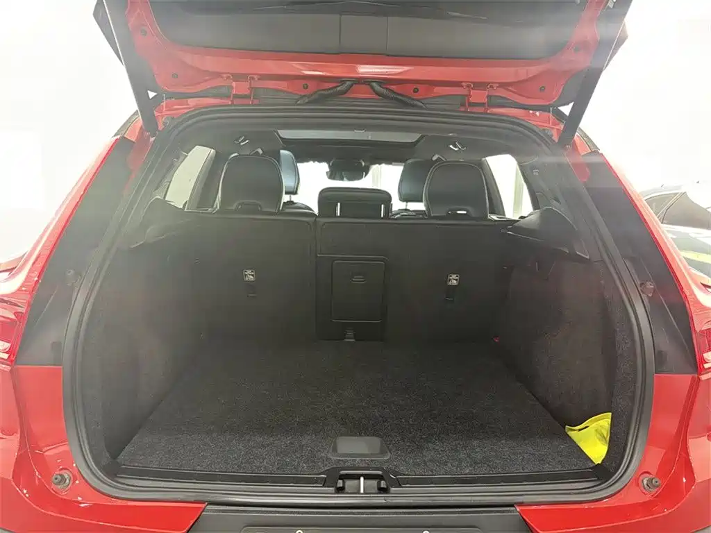 Volvo XC40 — фото 9
