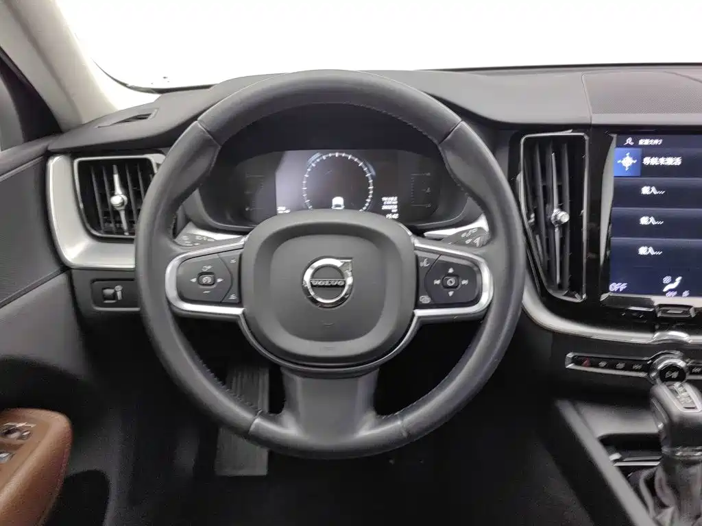 Volvo XC60 — фото 11