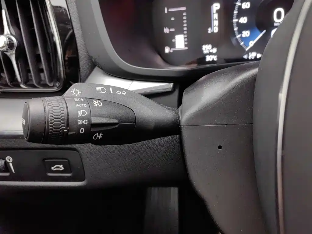Volvo XC60 — фото 21