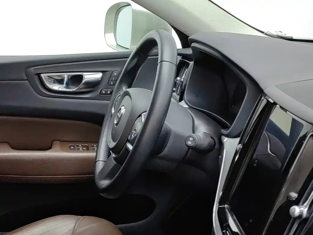 Volvo XC60 — фото 22