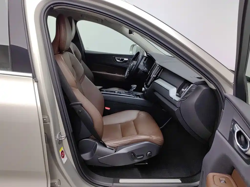 Volvo XC60 — фото 23