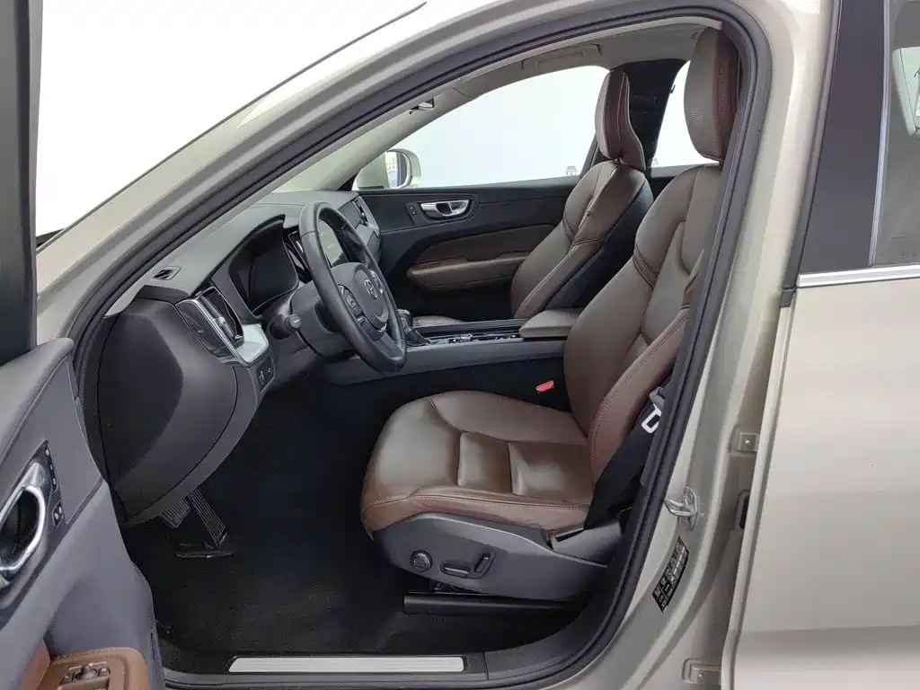 Volvo XC60 — фото 10