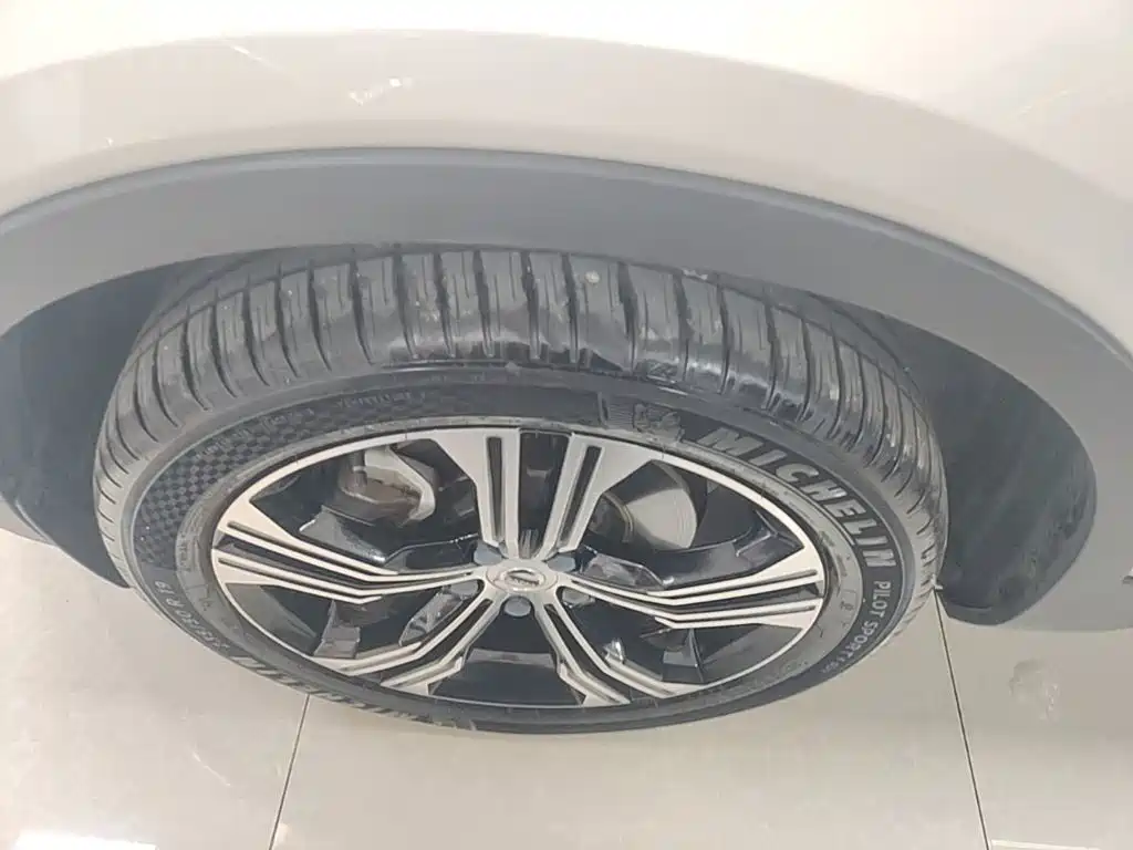 Volvo XC40 — фото 23