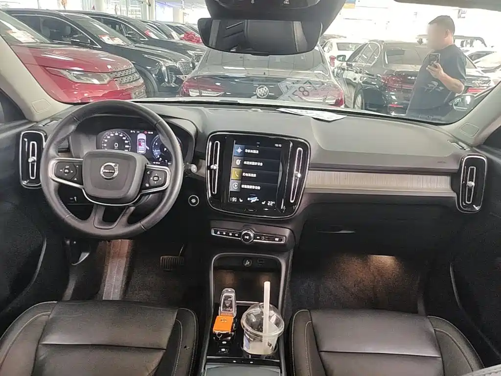 Volvo XC40 — фото 10