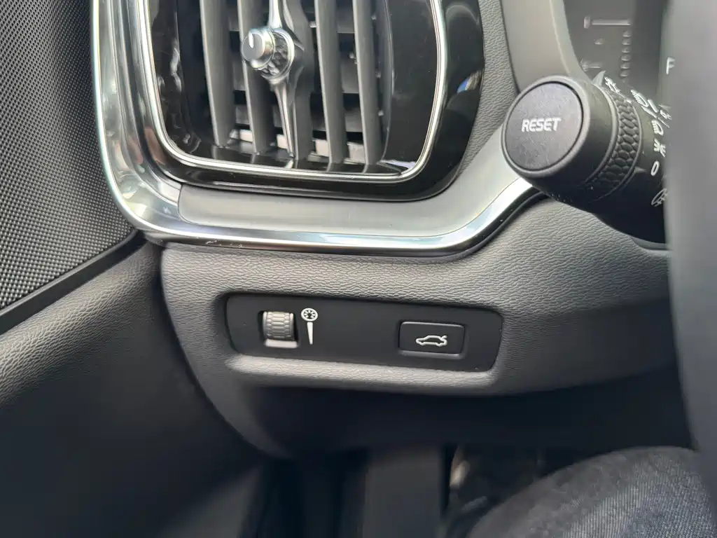 Volvo S60 — фото 14