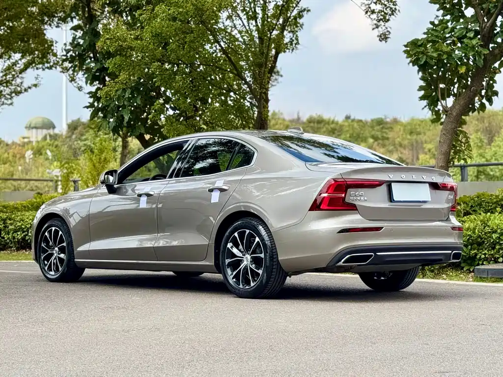 Volvo S60 — фото 7