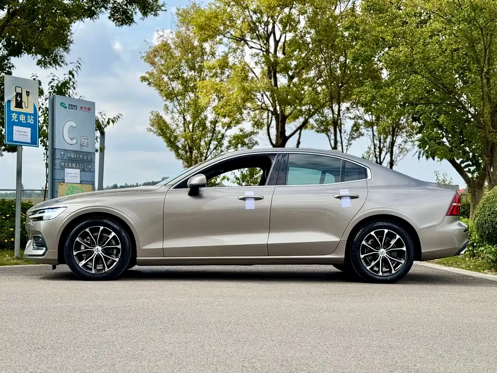 Volvo S60 — фото 10