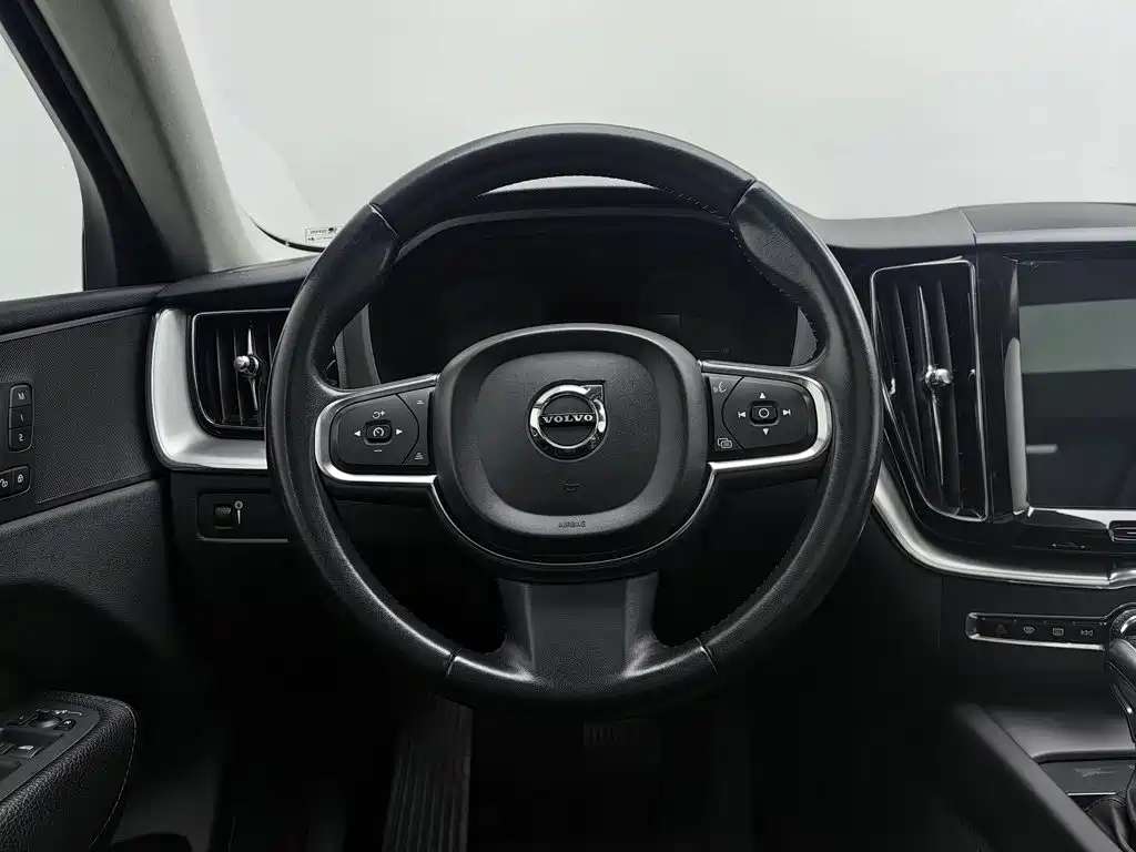 Volvo XC60 — фото 11