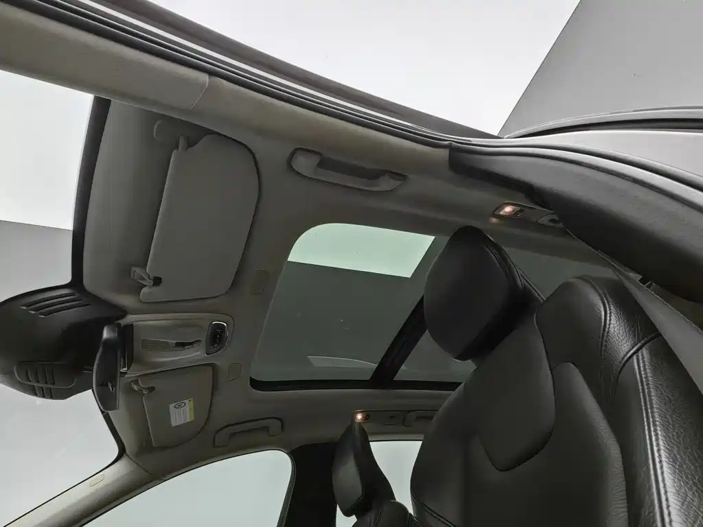 Volvo XC60 — фото 14