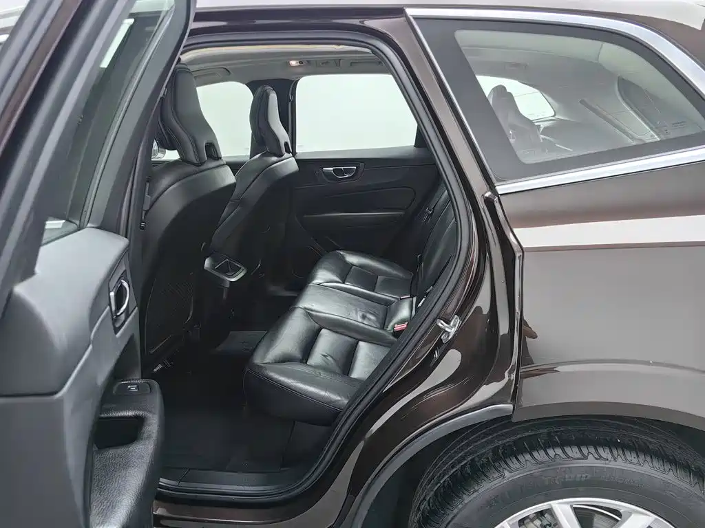 Volvo XC60 — фото 15
