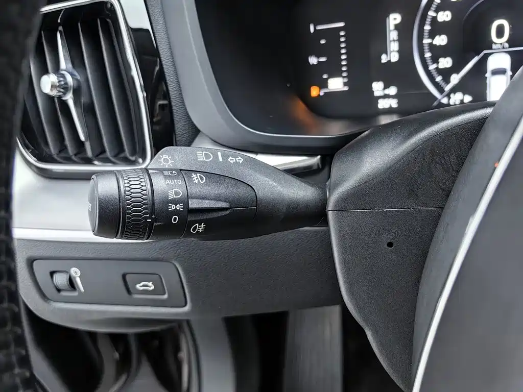 Volvo XC60 — фото 21