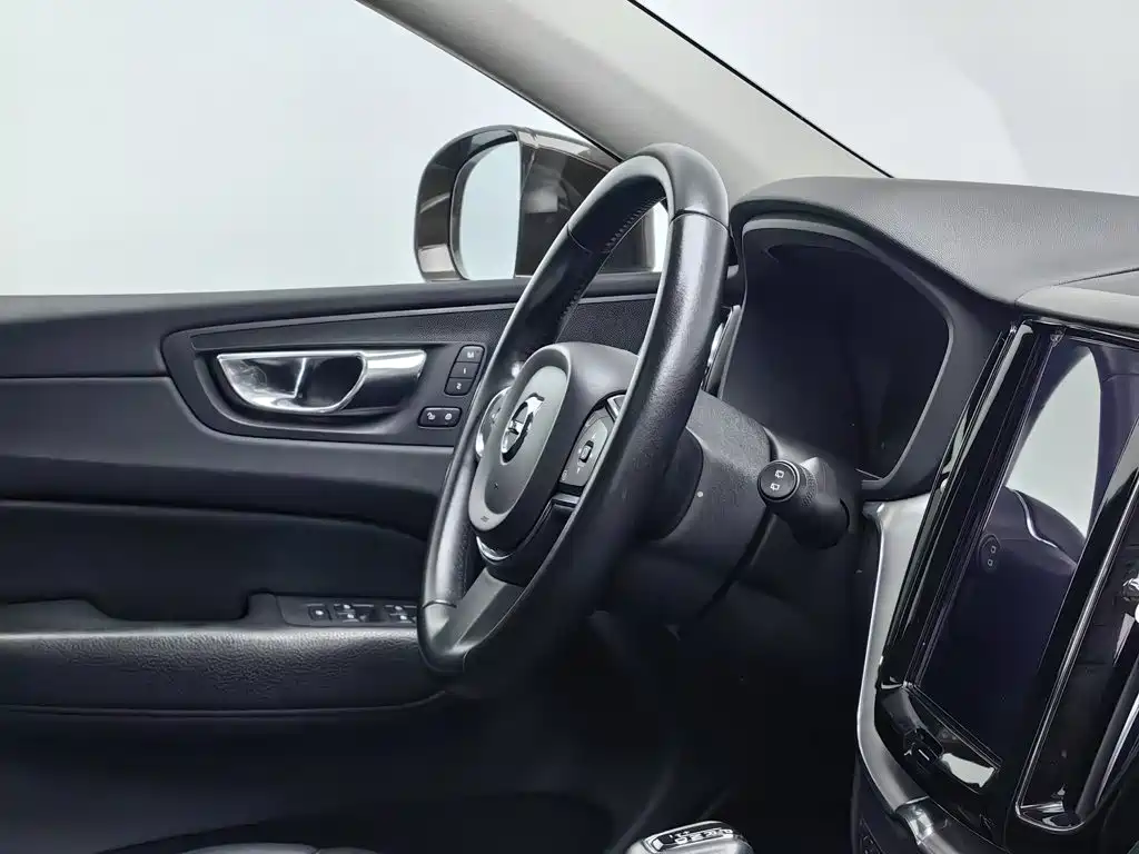 Volvo XC60 — фото 22