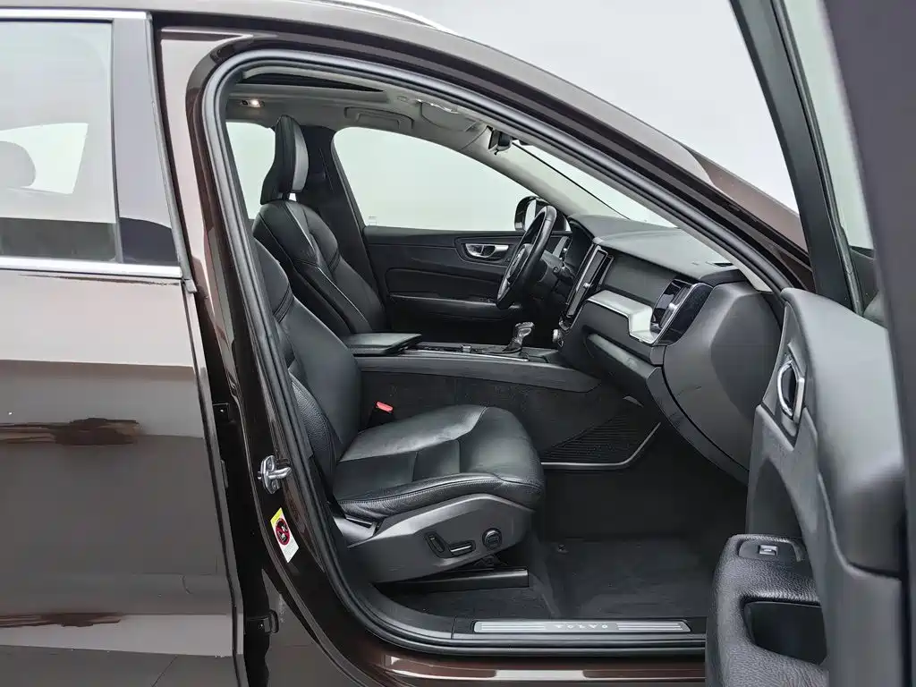 Volvo XC60 — фото 23