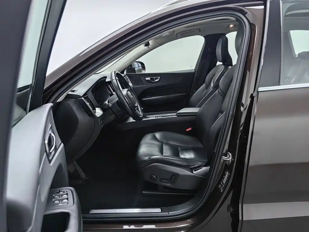 Volvo XC60 — фото 10