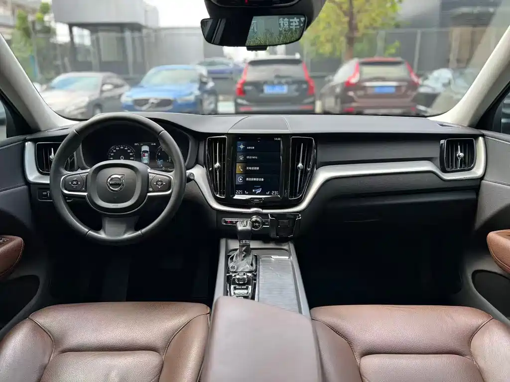Volvo XC60 — фото 6