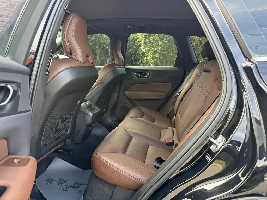Volvo XC60 — фото 10
