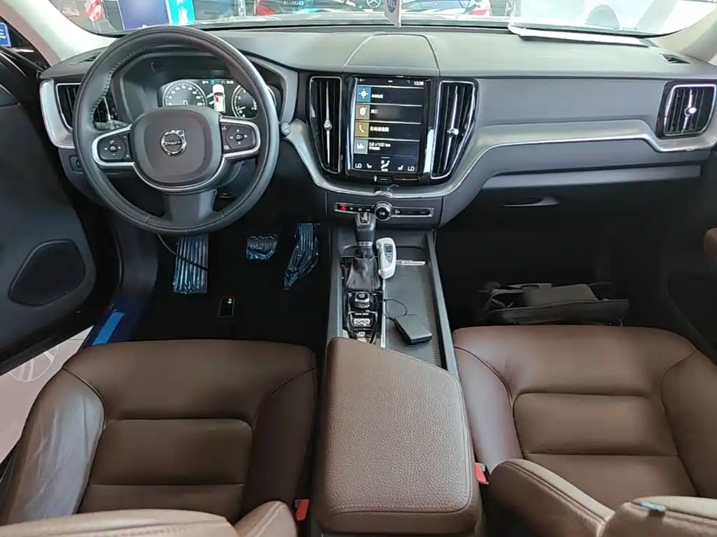 Volvo XC60 — фото 10