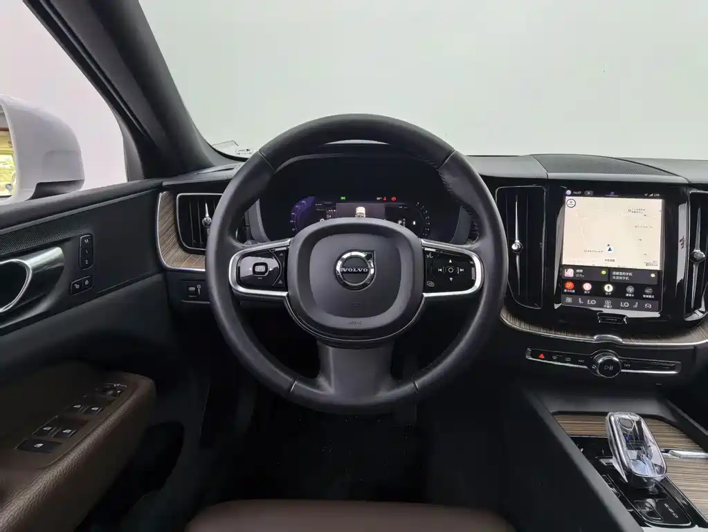 Volvo XC60 — фото 11
