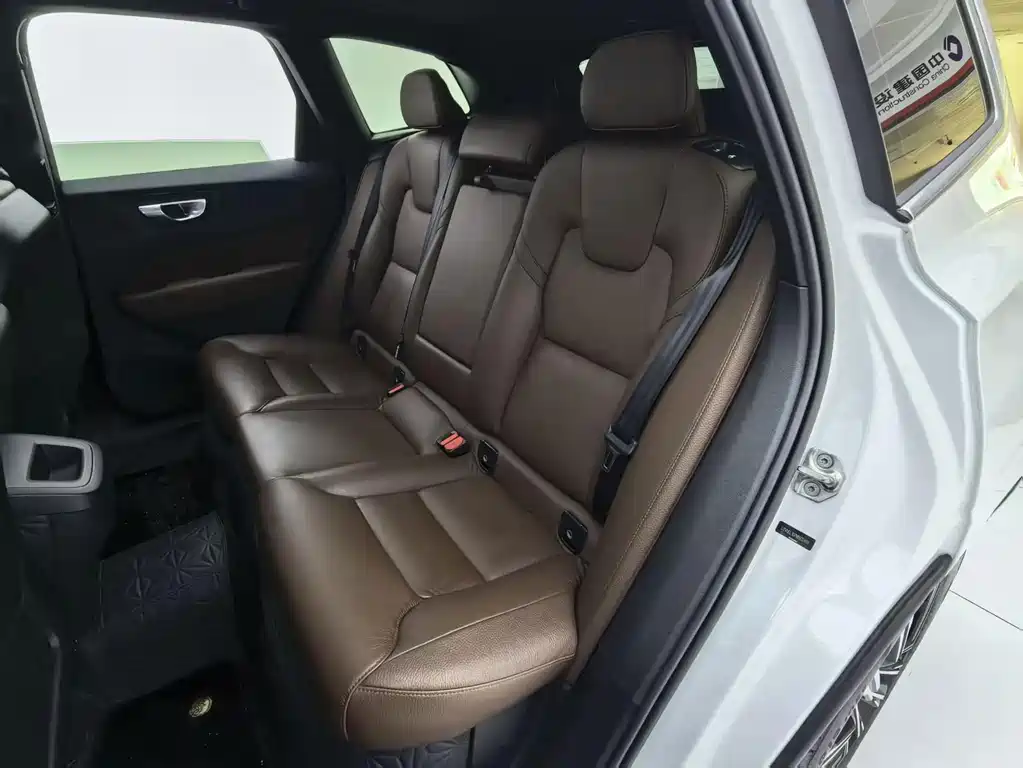 Volvo XC60 — фото 14