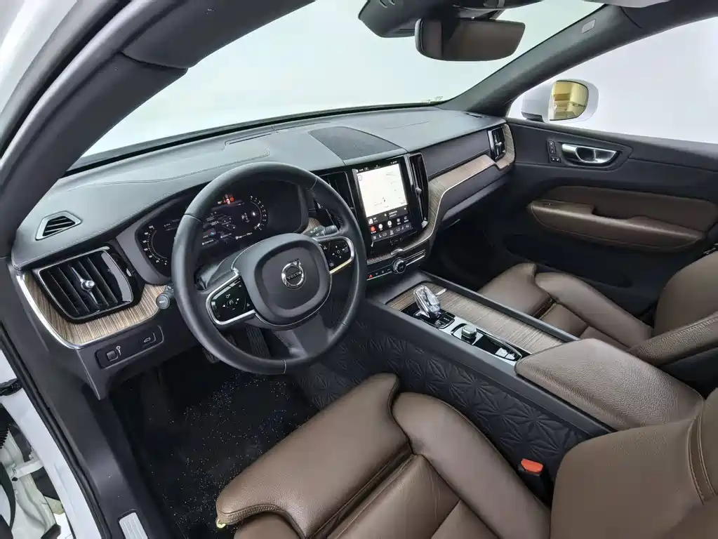 Volvo XC60 — фото 17