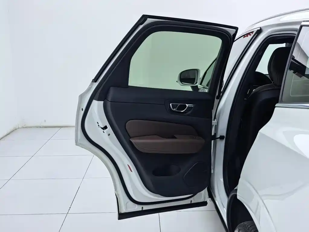 Volvo XC60 — фото 22