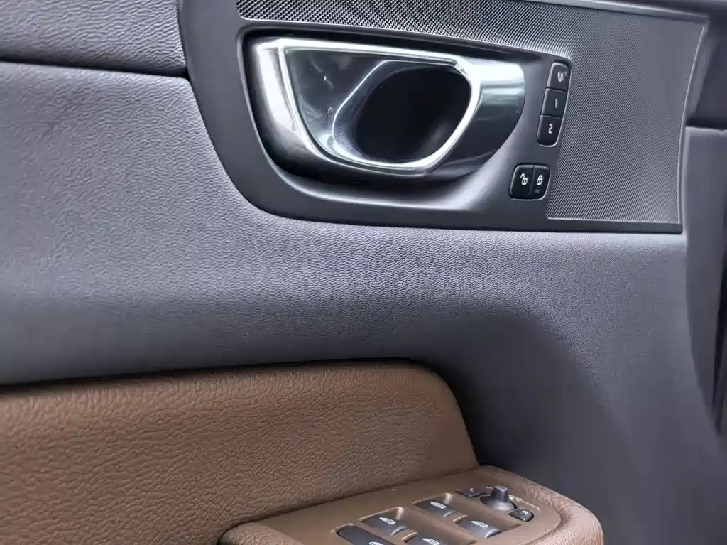 Volvo XC60 — фото 23