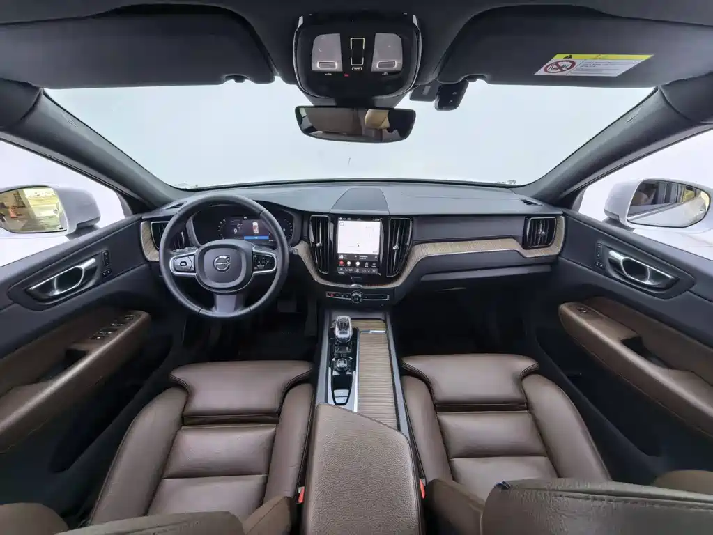 Volvo XC60 — фото 10