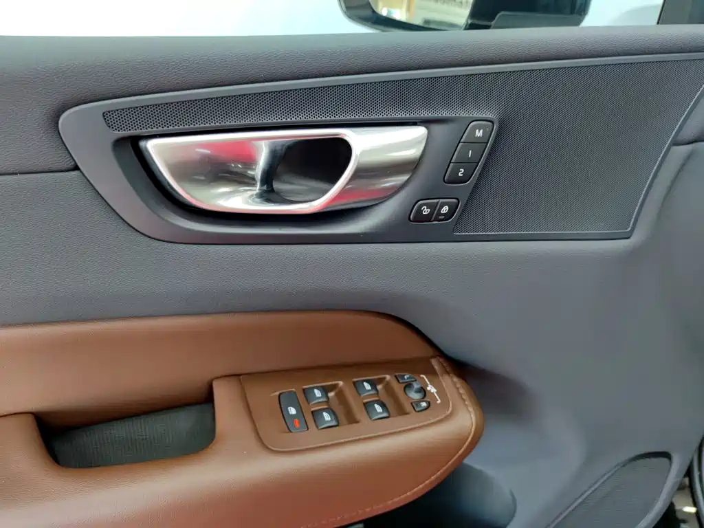 Volvo XC60 — фото 15