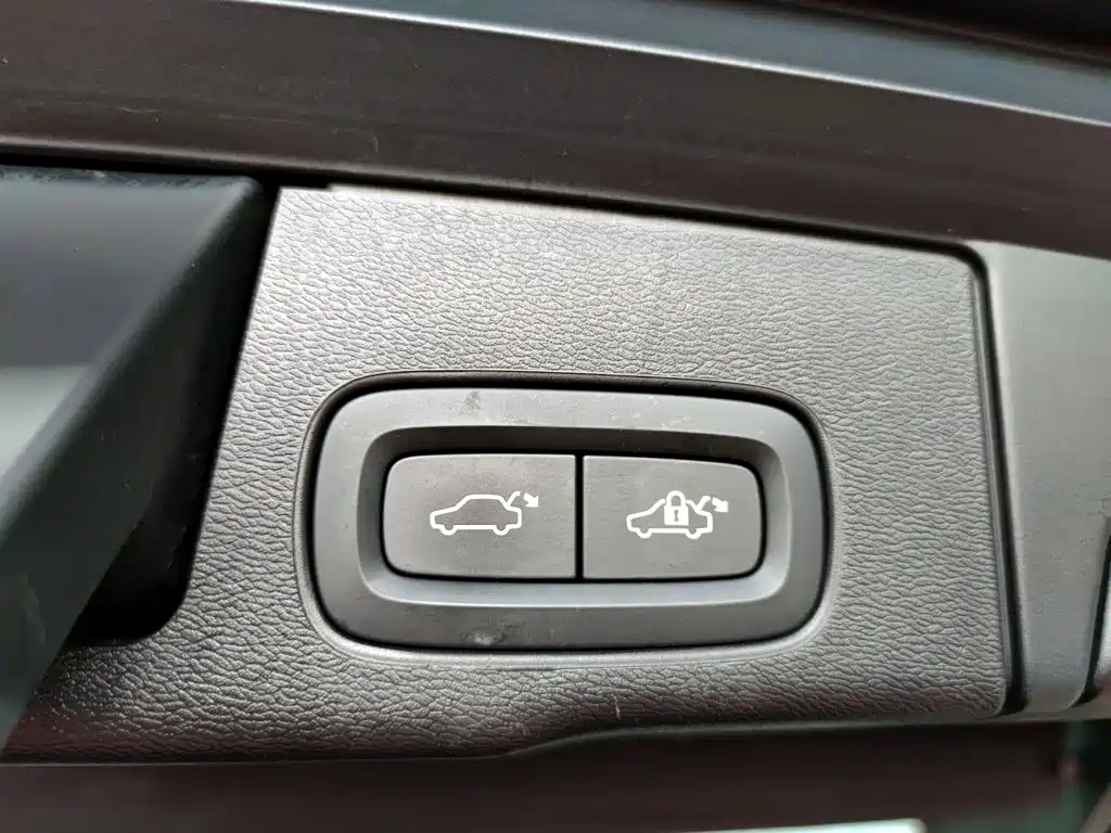 Volvo XC60 — фото 17