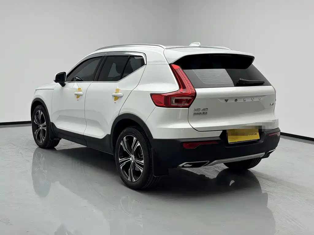 Volvo XC40 — фото 4