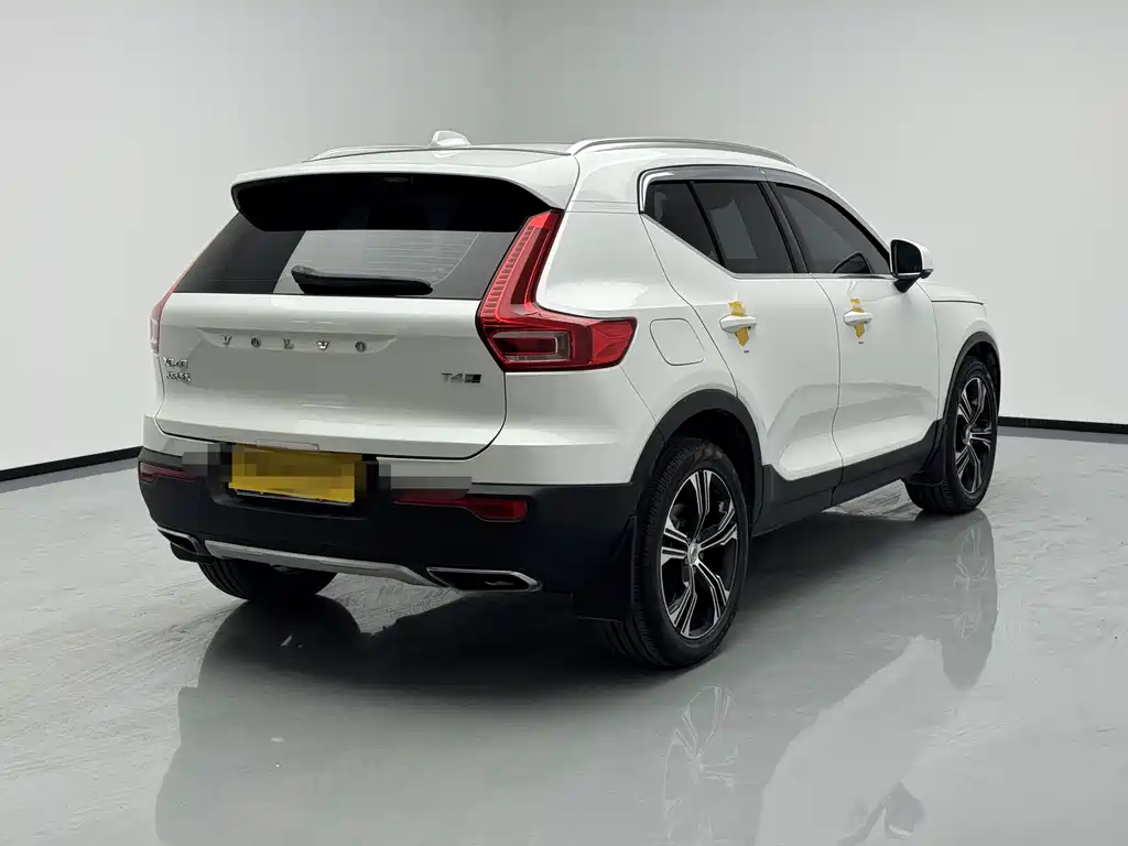 Volvo XC40 — фото 6