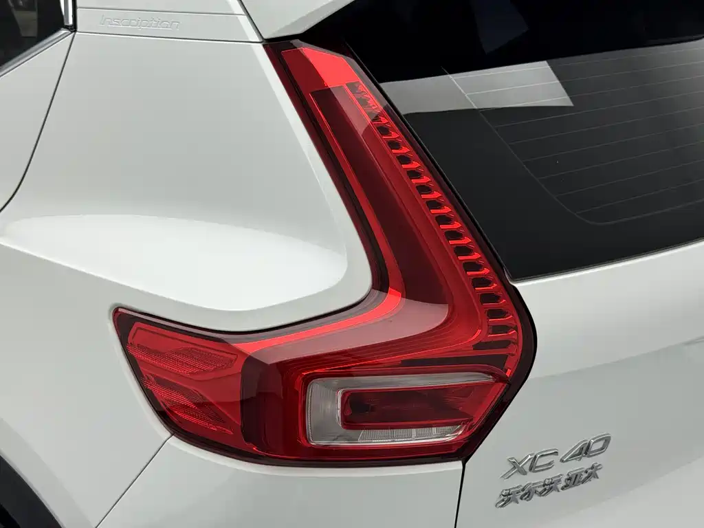 Volvo XC40 — фото 9